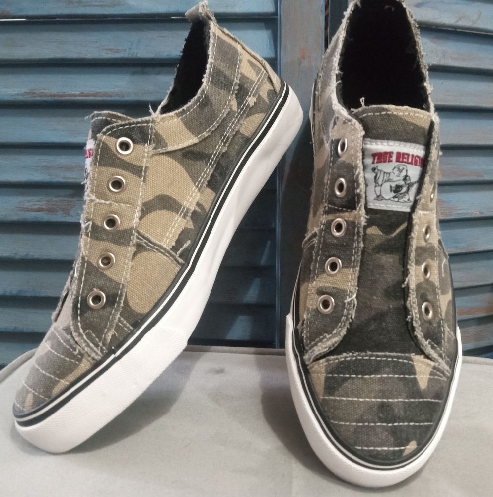 TRUE RELIGION CAMO SLIP-ONS SIZE 9